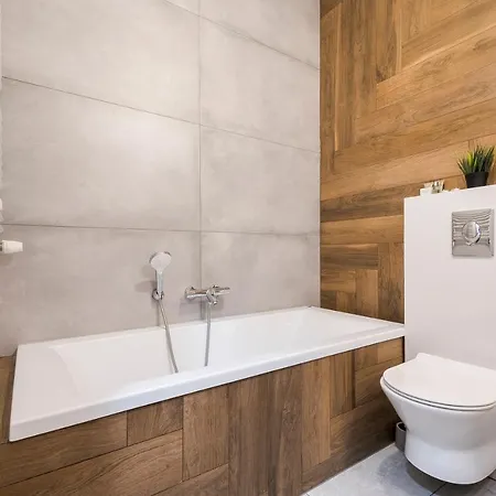 Z Ogródkiem I Garażem