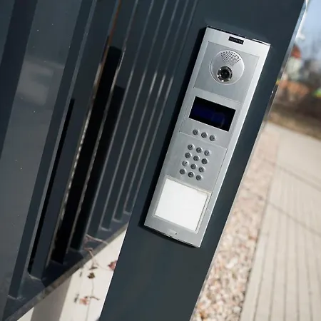 Z Ogrodkiem I Garazem Apartmán Poznaň