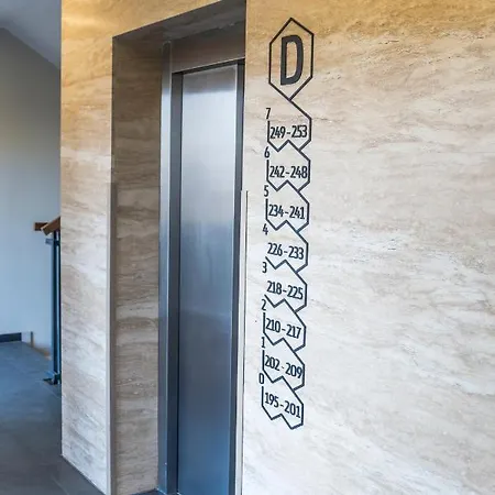 Z Ogrodkiem I Garazem *