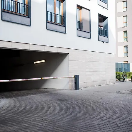 Z Ogrodkiem I Garazem Lägenhet