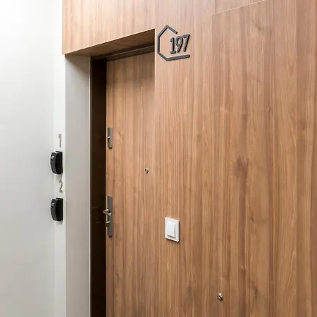 Z Ogrodkiem I Garazem