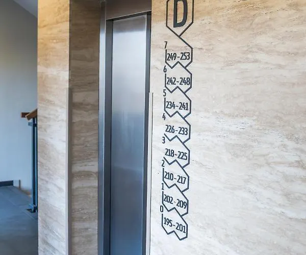 Z Ogrodkiem I Garazem *