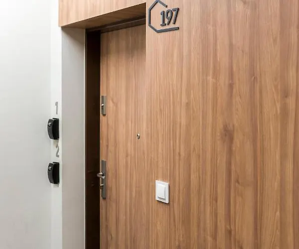 Z Ogrodkiem I Garazem