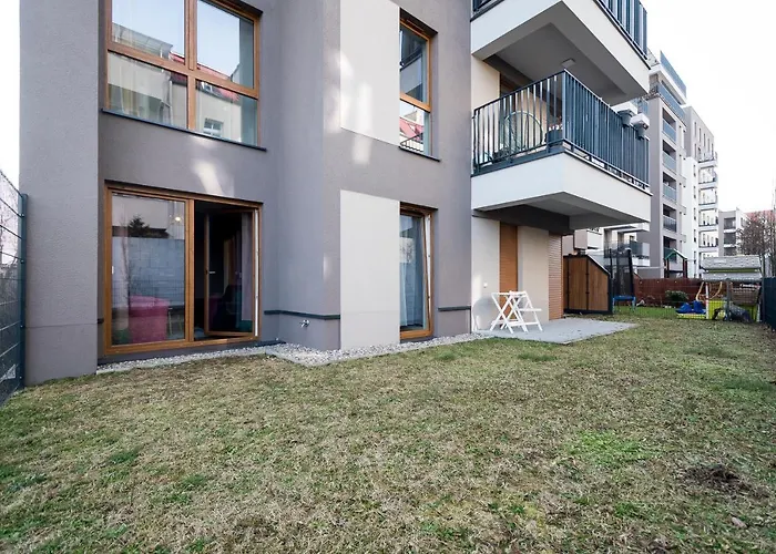 Z Ogrodkiem I Garazem * 波兹南