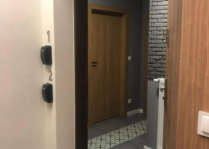 Z Ogrodkiem I Garazem Lägenhet